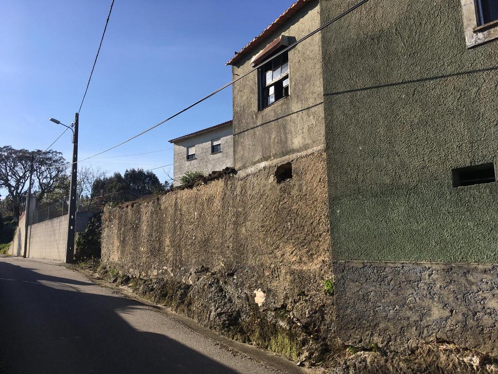 Espaçosa Moradia T5 na Moita, Anadia - Oportunidade Única! - Image 1