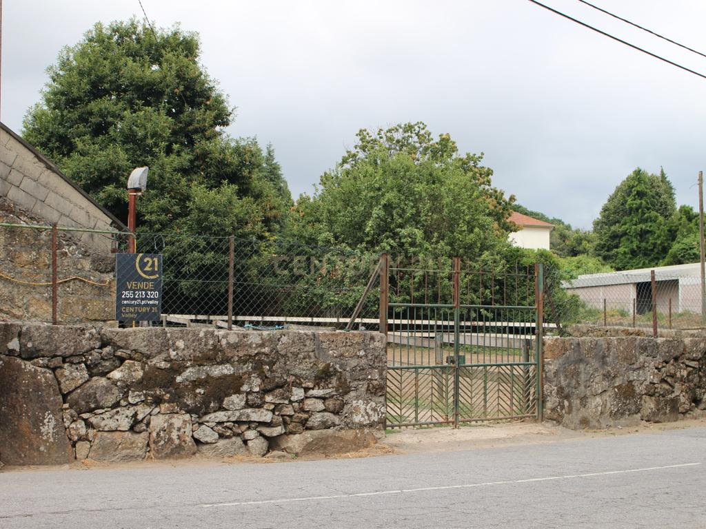 Moradia para restauro - oportunidade de investimento Paços de Ferreira, Figueiró - Image 1