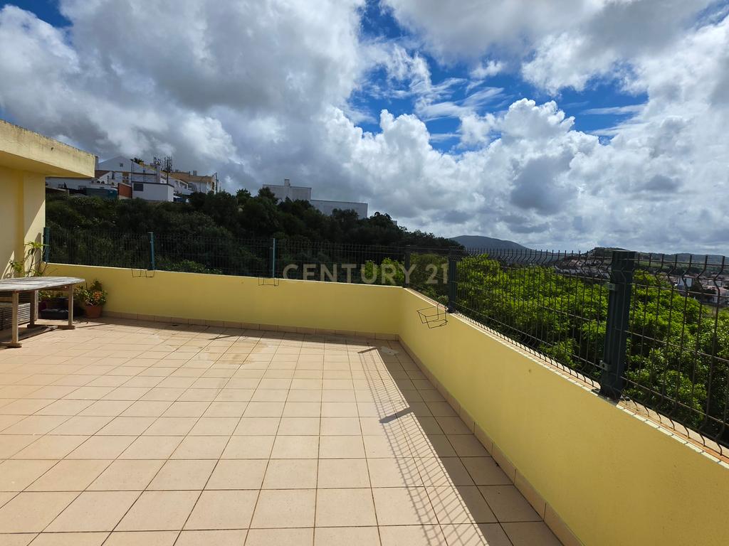 Apartamento Duplex T5 no centro de Palmela - Image 7