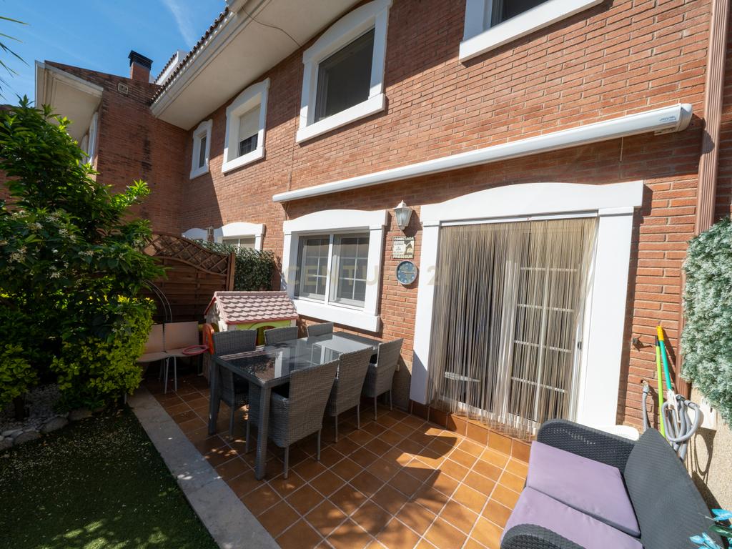 Apresentamos-lhe uma magnífica moradia em Cambrils — perfeita para quem procura conforto, estilo e excelente qualidade de vida na Costa Dourada. - Image 24