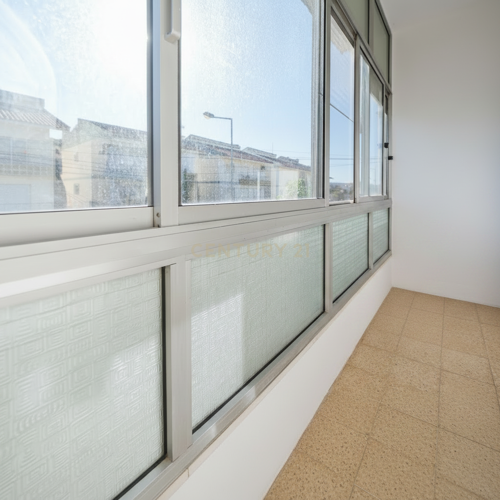 Fotografia 5 de Apartamento T2 com espaço exterior Privativo em Zona Tranquila de Loures.