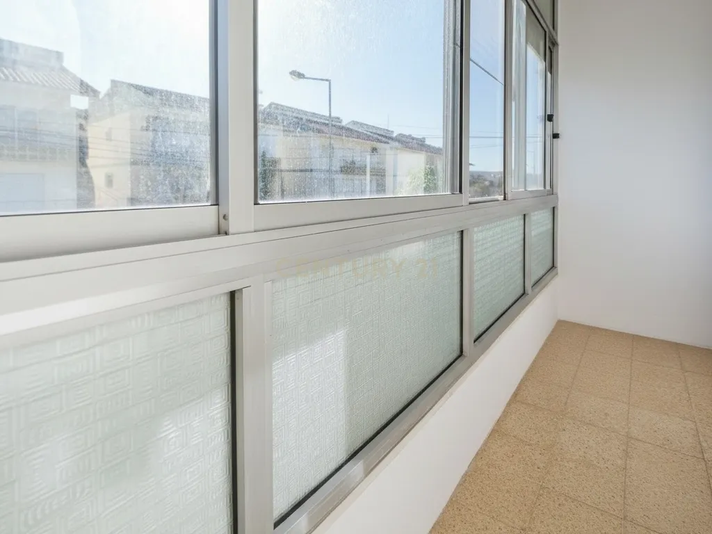 Apartamento T2 com espaço exterior Privativo em Zona Tranquila de Loures. - Image 5