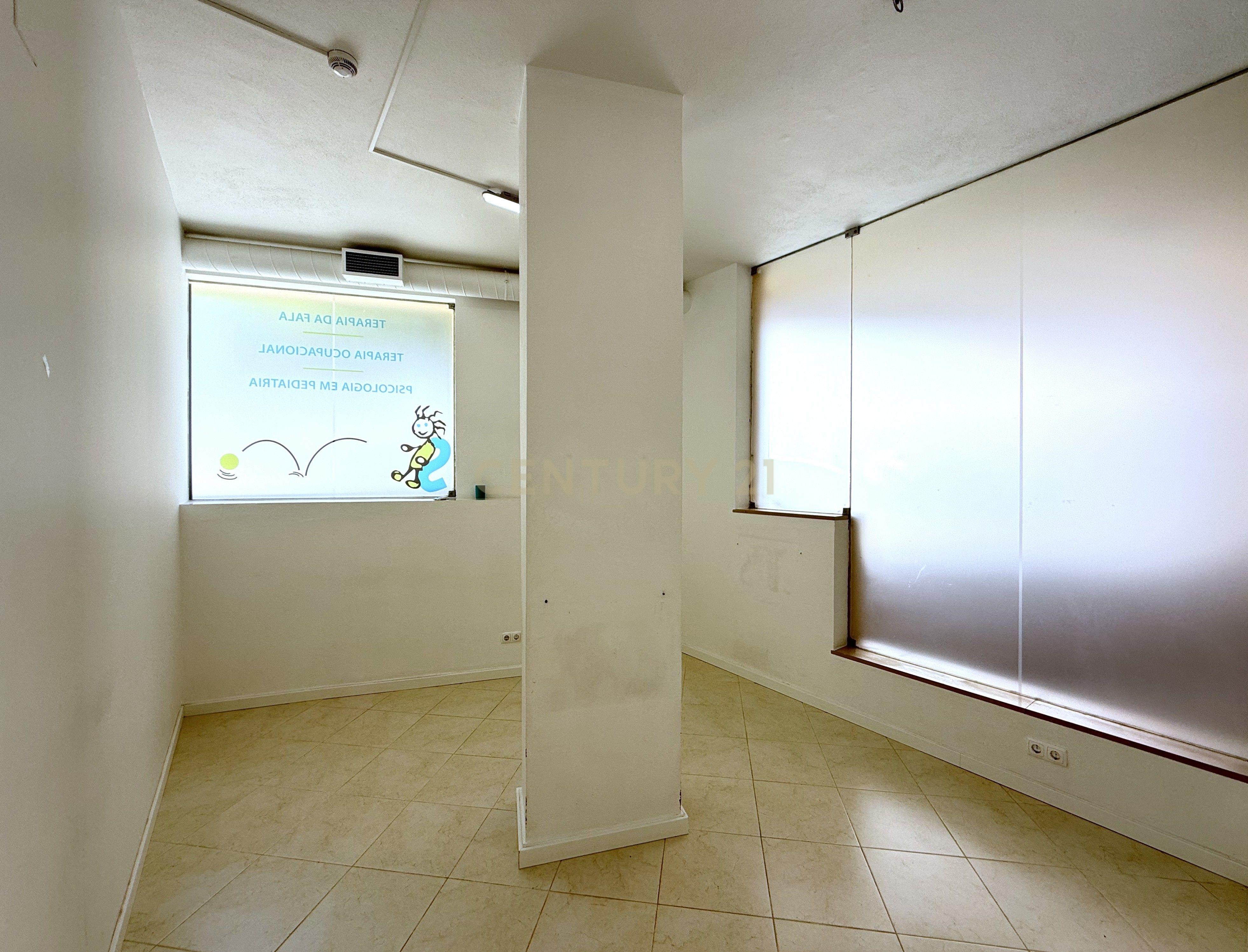 Fotografia 12 de Espaço comercial com montras panorâmicas - Penha, Faro