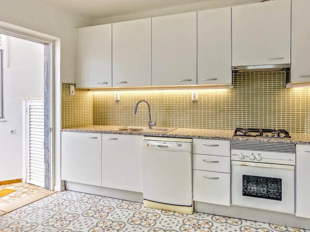 Apartamento T3 totalmente renovado na baixa de Olhão - Image 2