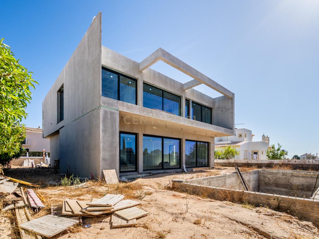 Moradia T5 contemporânea em construção avançada com piscina | Álamos, Guia – Albufeira - Image 29