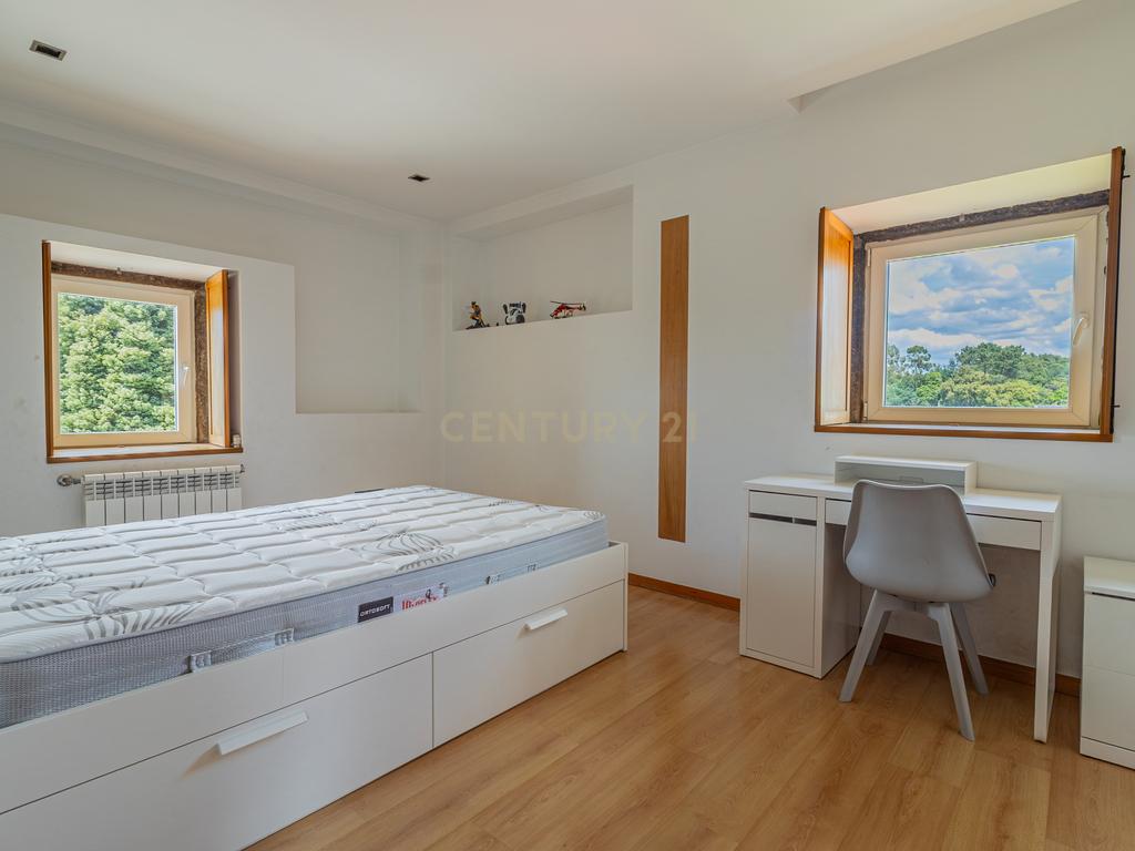 T5 com 3 Suites e Terreno com Rio | Natureza, Espaço e Conforto - Image 25