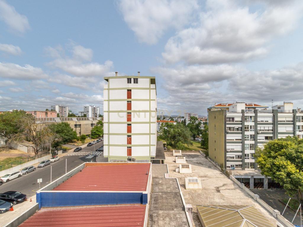 Apartamento T4 com Boas Áreas - Prt Av. Cidade Lourenço Marques - Olivais - Image 28