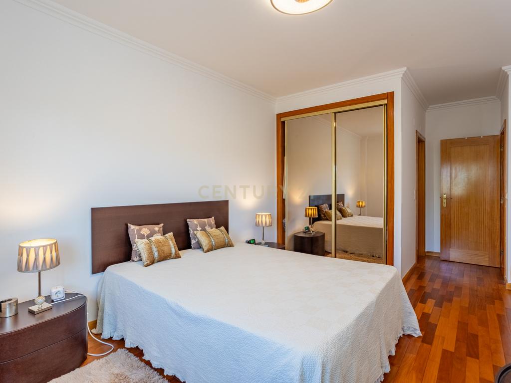 Apartamento T3 em Prior Velho com garagem - Image 7