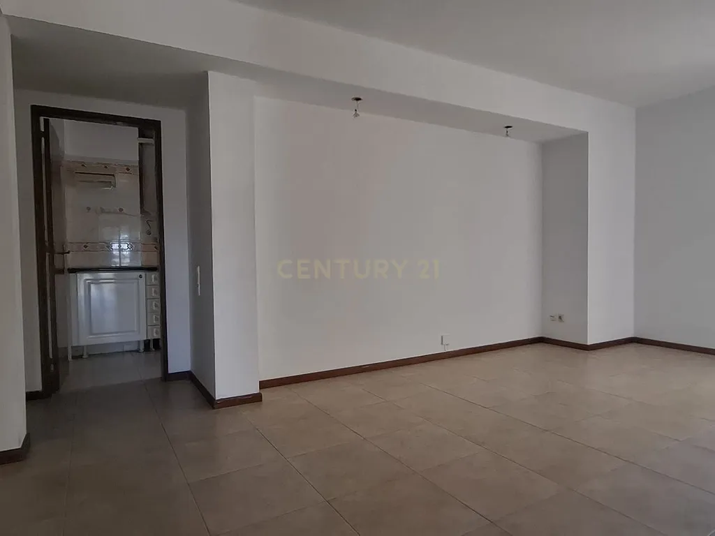 Apartamento T2 - Tapada das Mercês - Image 4