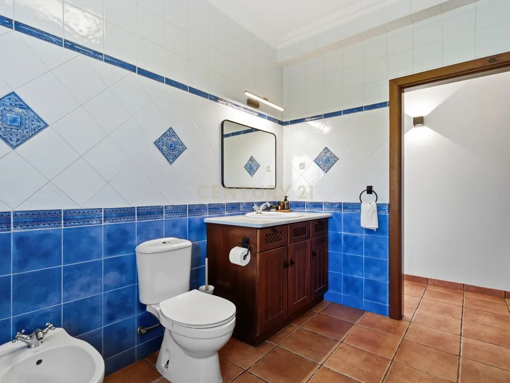 Moradia T3+1 de Charme em Santarém: Privacidade Absoluta, Fibra e Proximidade a Lisboa - Image 36
