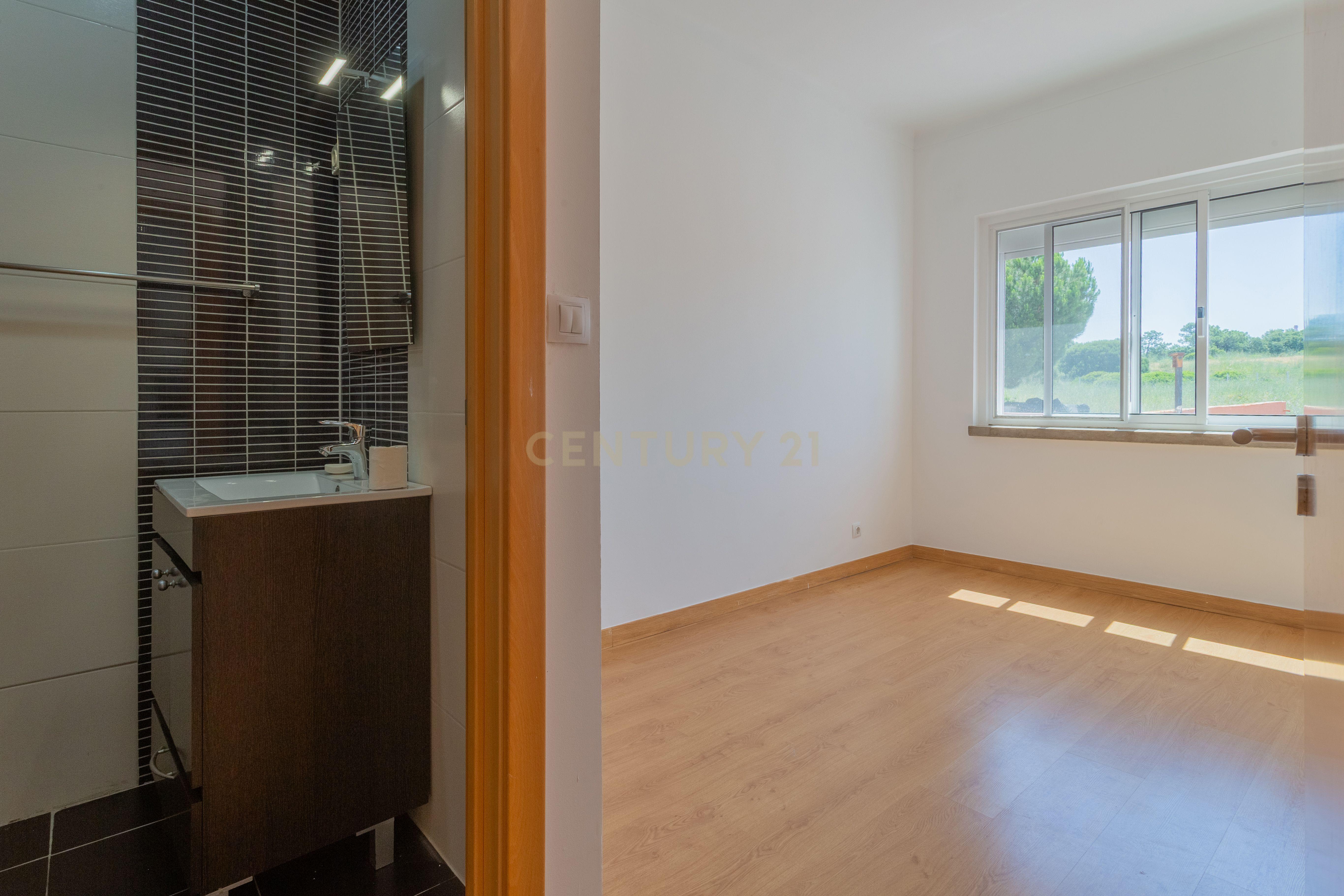 Fotografia 8 de T3 1º andar, com 2 casas de banho (Casal de Santo António)