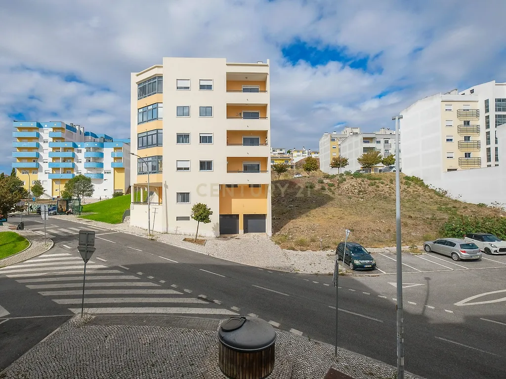Apartamento T3 com Excelentes Áreas e Garagem na Urbanização Moinho do Guizo – Mina de Água, Amadora - Image 32
