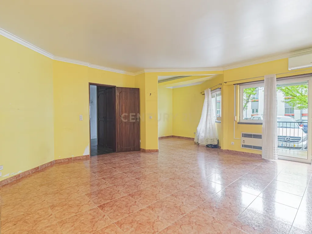 Moradia T5 com 220m2 no centro de Linda-a-Velha - Image 31