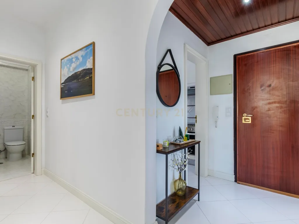 Espaçoso T3 na Sobreda com 2 Casas de Banho e Varandas - Image 29