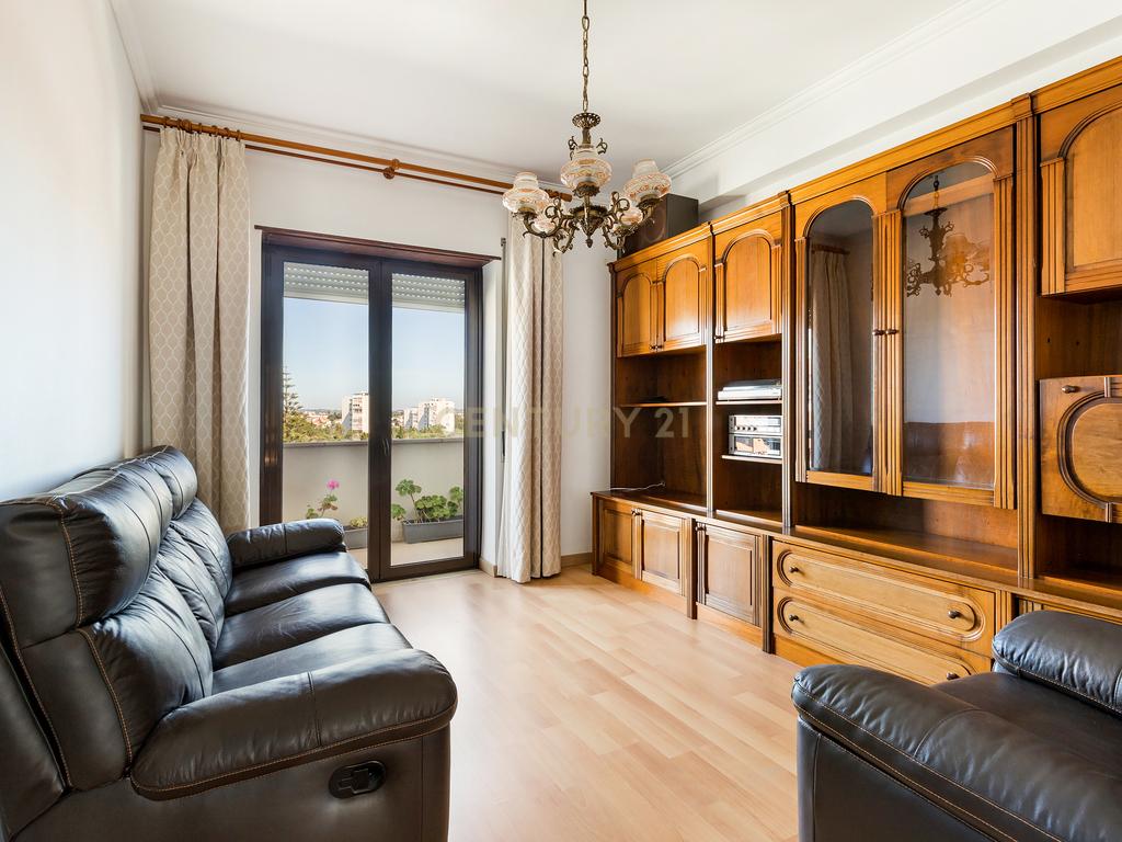 T2 Espaçoso com Varandas e Vista Mar – Quinta das Palmeiras, Oeiras - Image 2