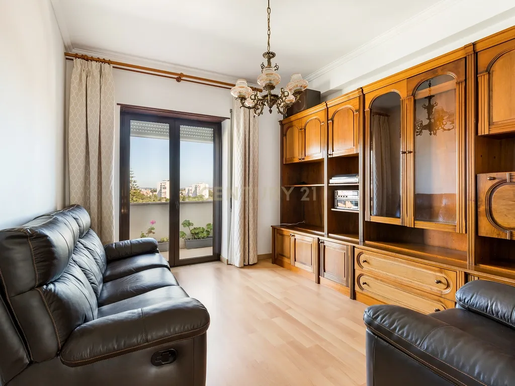 T2 Espaçoso com Varandas e Vista Mar – Quinta das Palmeiras, Oeiras - Image 2