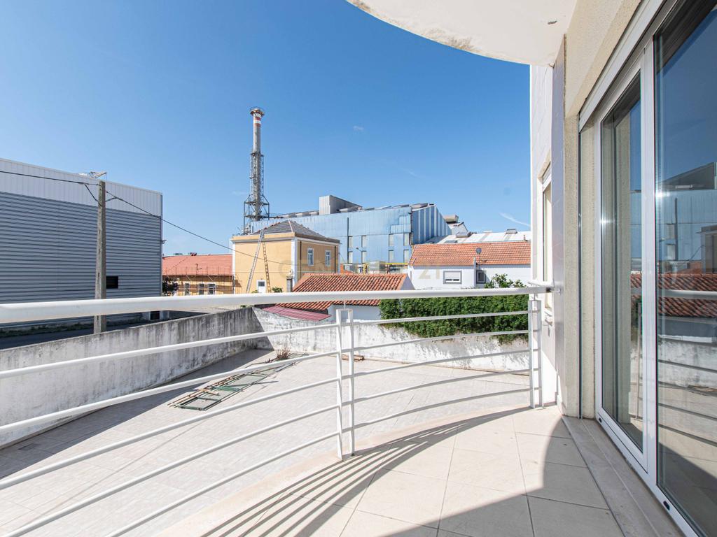 T4 Duplex Premium com Terraço / Arrecadação / 5 Lugares de Estacionamento / Marinha Grande - Image 13