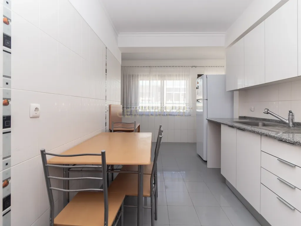 Apartamento T2 de 98m2 com Excelentes Áreas e 2 WC no Centro da Costa da Caparica - Image 15