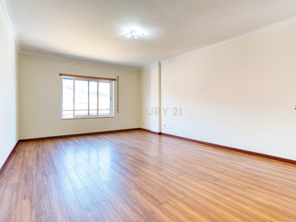 T2 com Box e Arrecadação – Ramada, Odivelas - Image 3