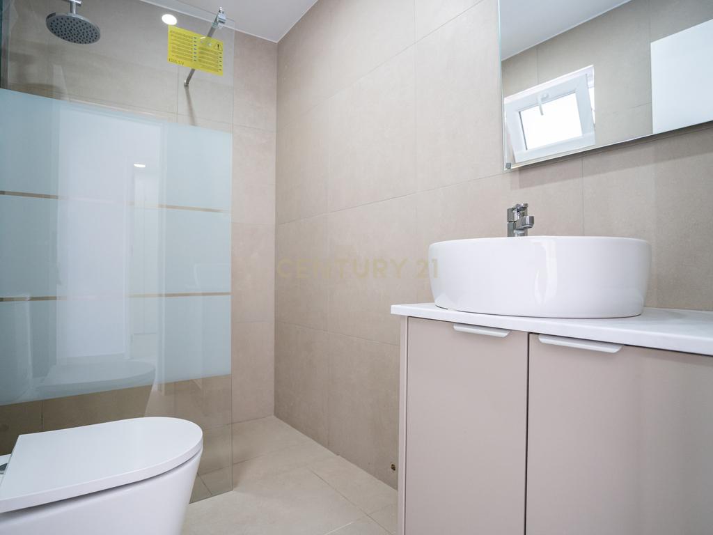 Apartamento T2 RC, Rua do Mato Grosso, Santa Engrácia, São Vicente - Image 16