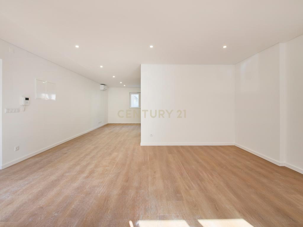 T0 totalmente reabilitado com 66 m² e potencial para T2 | Barreiro - Image 10