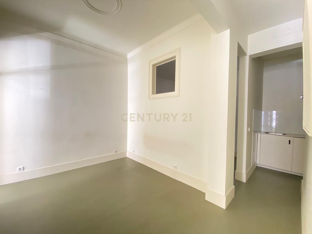 Apartamento T2 no centro de Lisboa - São Vicente, com um pequeno logradouro. - Image 8