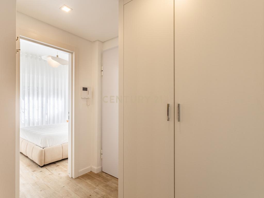 T2 Renovado em Belém, junto ao CCB, com Lareira e Ar Condicionado - Image 16