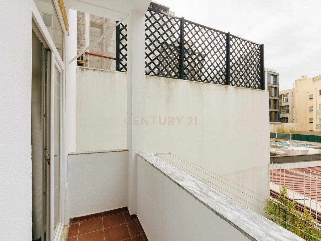 Apartamento Renovado em Avenidas Novas, Lisboa - Image 31