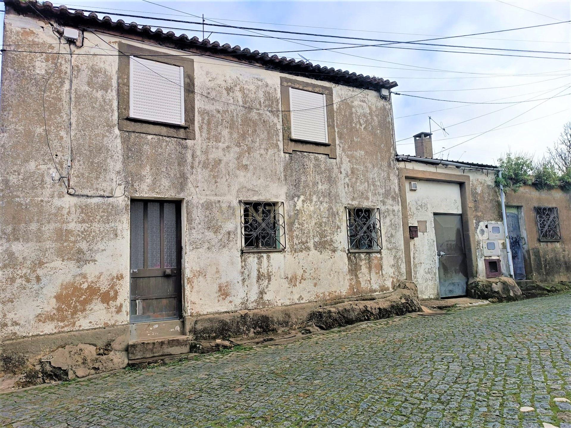 Duas moradias juntas para remodelar ou edificar 3 mordias à entrada de Esmoriz, Ovar, Aveiro - Image 1