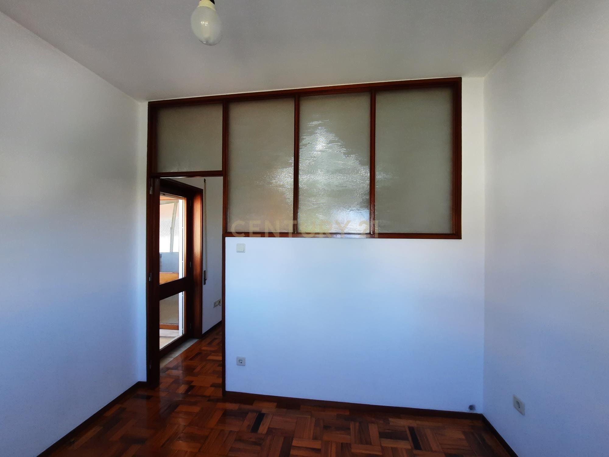Arrendamento T2 com Terraço e Vistas Panorâmicas em Lordelo do Ouro – Porto - Image 11