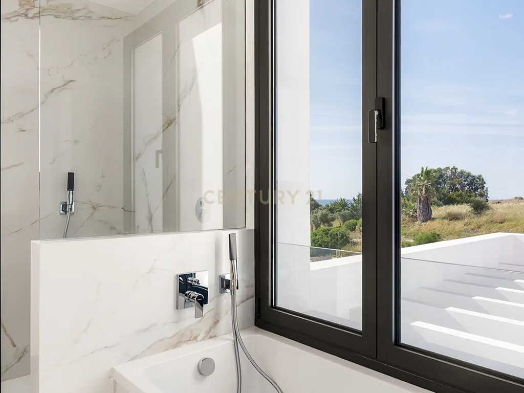 Luxuosa Moradia com Vista Mar em Estepona, Málaga - Image 20
