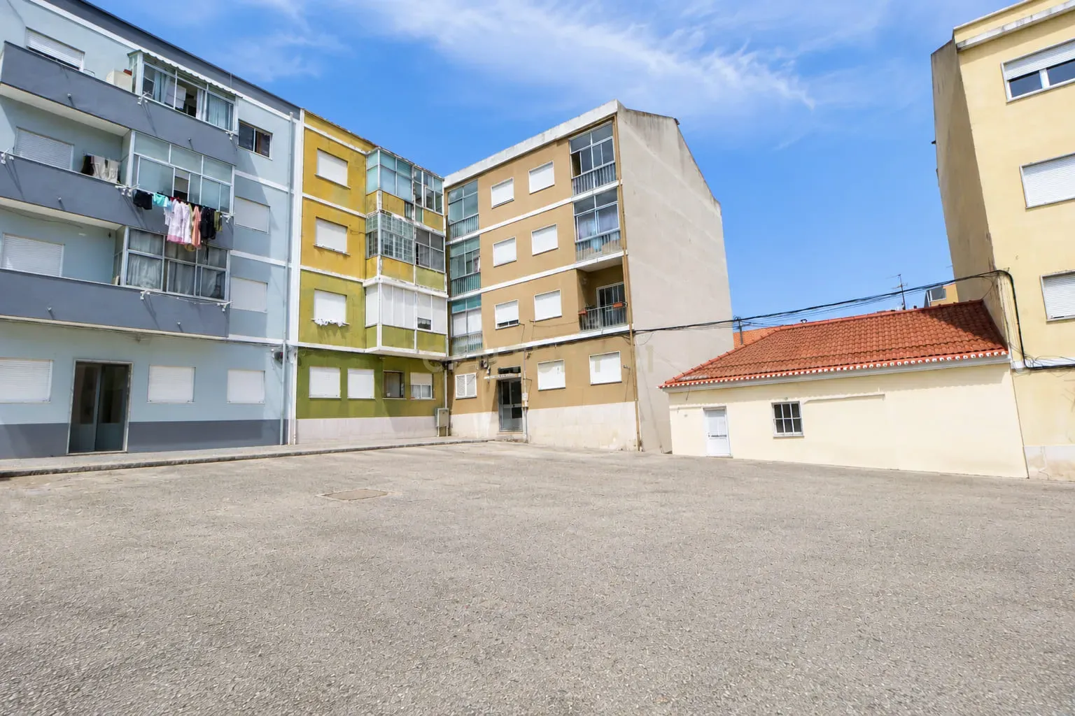 Fotografia 2 de Apartamento T2 semi-renovado com 2 marquises e muita luminosidade no Bairro Afonso Costa | Praceta Dom Paio Peres Correia, Setúbal