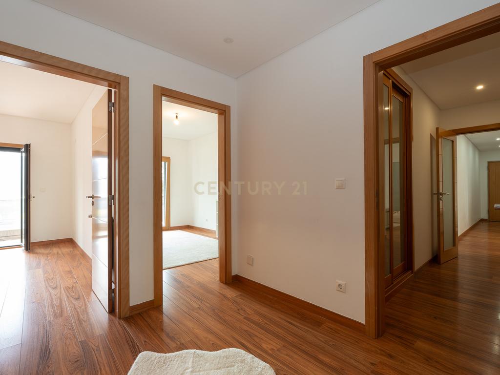 Apartamento de tipologia T3, com 2 varandas, 2 WC e box para 4 viaturas, situado no Jardim da Amoreira - Ramada em Odivelas. - Image 33