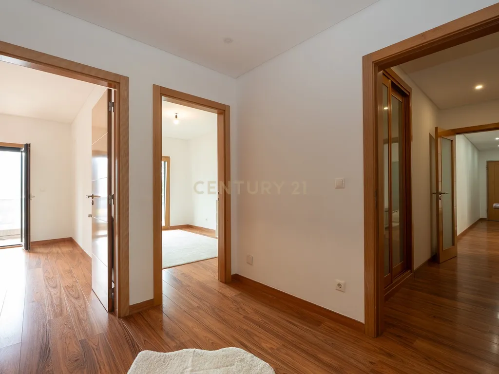 Apartamento de tipologia T3, com 2 varandas, 2 WC e box para 4 viaturas, situado no Jardim da Amoreira - Ramada em Odivelas. - Image 33