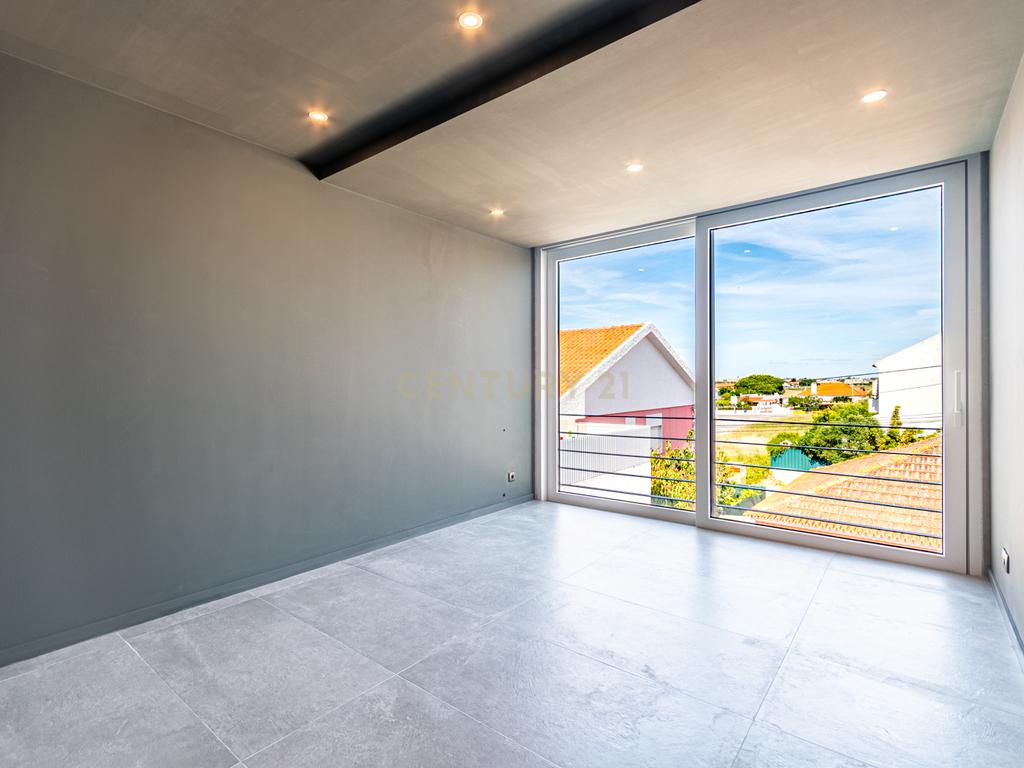 Moradia T3 com 3 Suites e Arquitetura Distinta em Samouco, Alcochete - Image 34