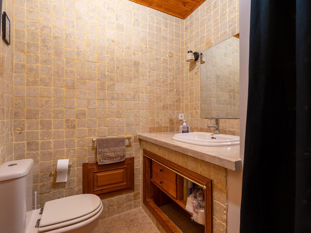 Fabulosa Quinta com lote de terreno de 22.381 m2, onde se encontra inserida uma moradia composta por dois pisos, com uma área bruta de 623 m2, uma área útil de 304 m2 e uma área bruta dependente de 319 m2, localizada em Santo Isidro de Pegões, na zona de Pegões, a pouca distância das belas praias de Setúbal. - Image 82