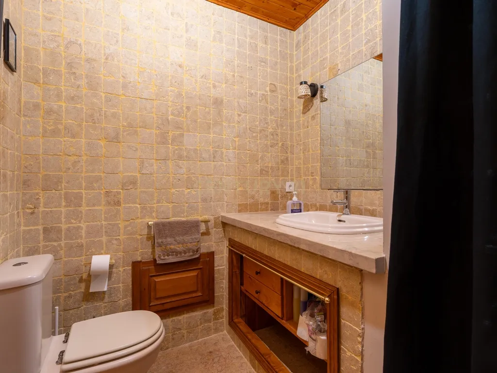 Fabulosa Quinta com lote de terreno de 22.381 m2, onde se encontra inserida uma moradia composta por dois pisos, com uma área bruta de 623 m2, uma área útil de 304 m2 e uma área bruta dependente de 319 m2, localizada em Santo Isidro de Pegões, na zona de Pegões, a pouca distância das belas praias de Setúbal. - Image 82
