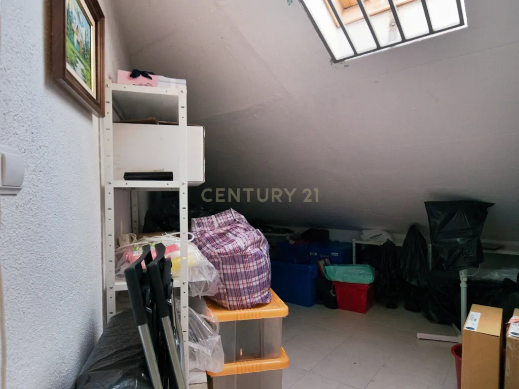 T3 espaçoso e luminoso no coração de Prior Velho - Image 20