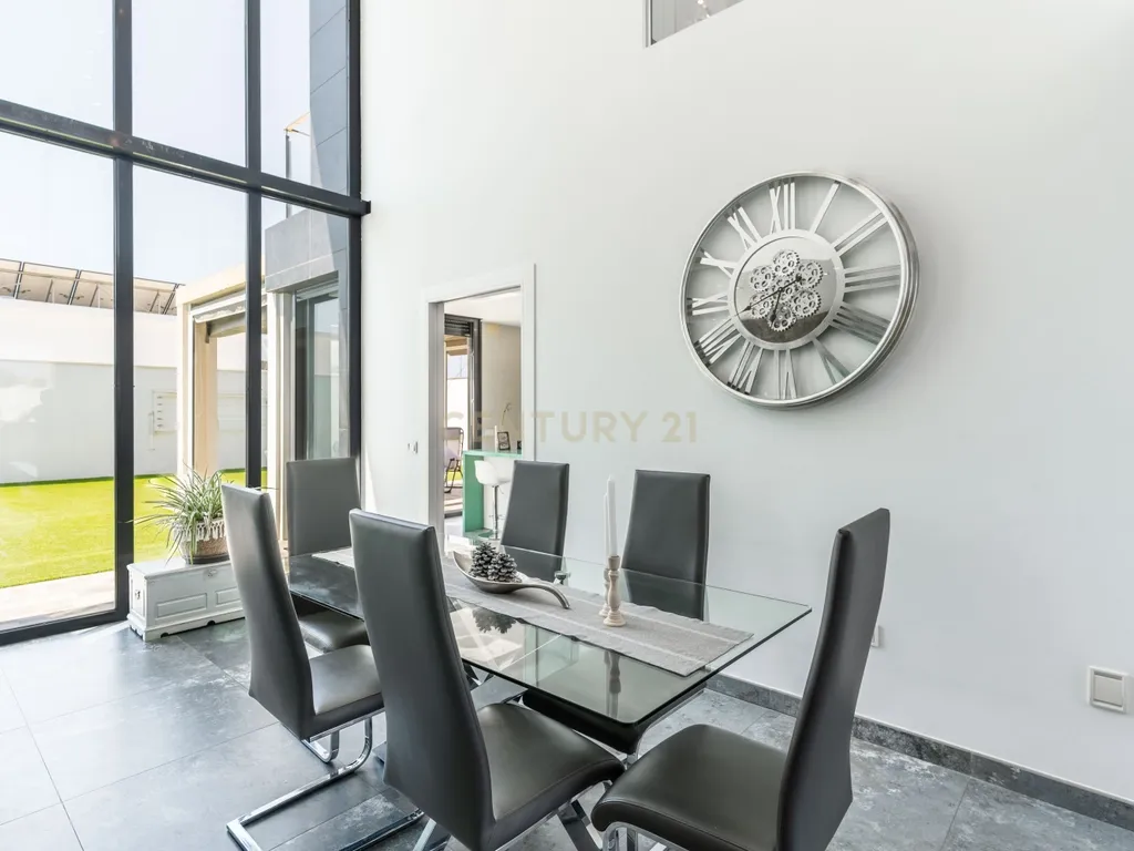 Luxuosa Moradia T4 com Vista Mar e Piscina em Almería - Image 19