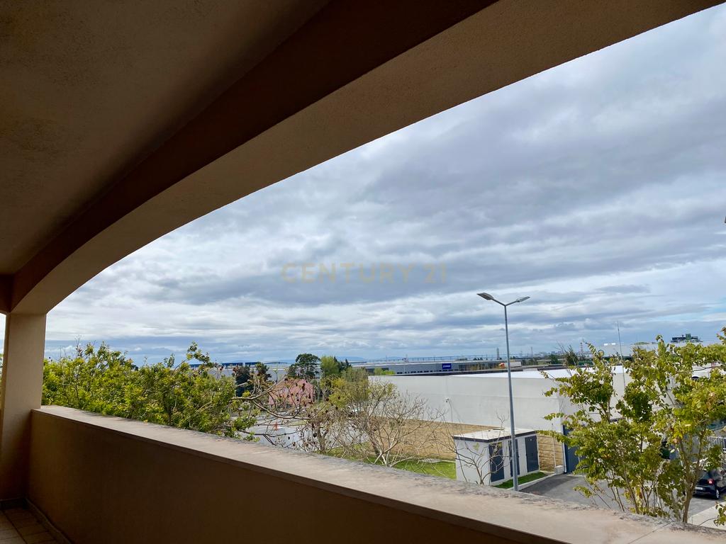 Exclusivo T3 de 180 m² com Vista Rio no prestigiado Condomínio Solar das Marinhas | Póvoa de Santa Iria - Image 12