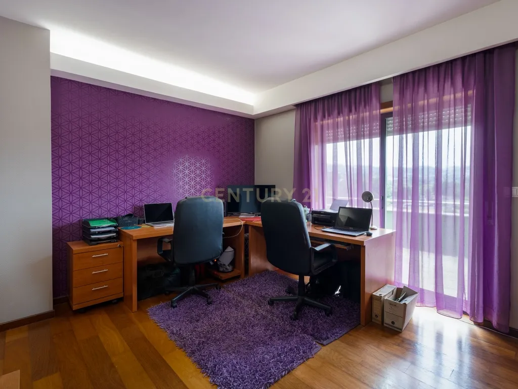 Penthouse Exclusiva T5 – Luxo, Conforto e Espaço em Pleno Coração da Cidade - Image 14