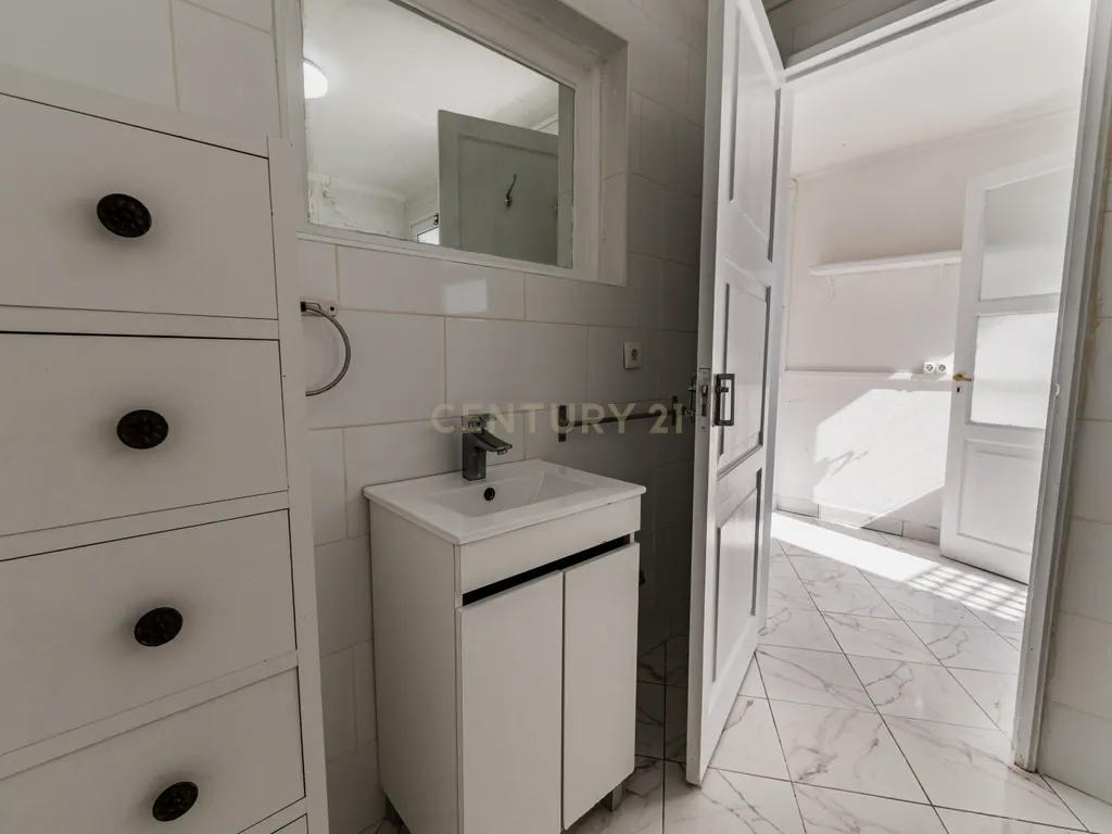 Moradia T3 com Terraço e Vista Mar em Santa Cruz, Lagoa - Image 11