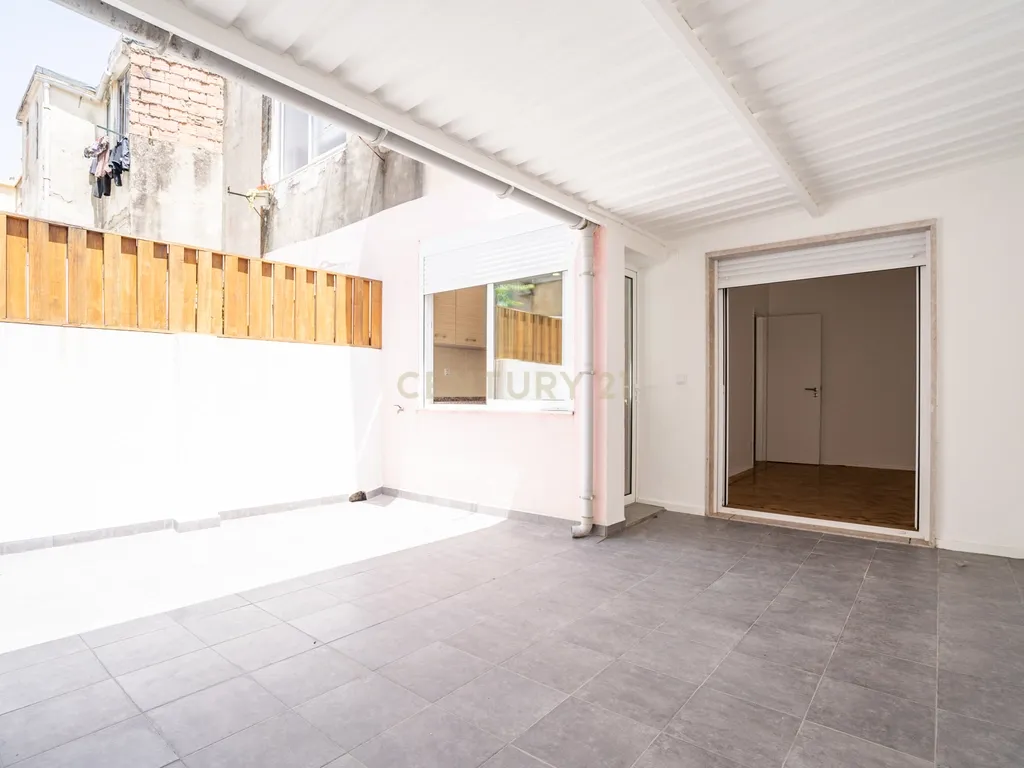 Apartamento Remodelado em Moscavide, Loures - 2 Quartos com Terraço - Image 4