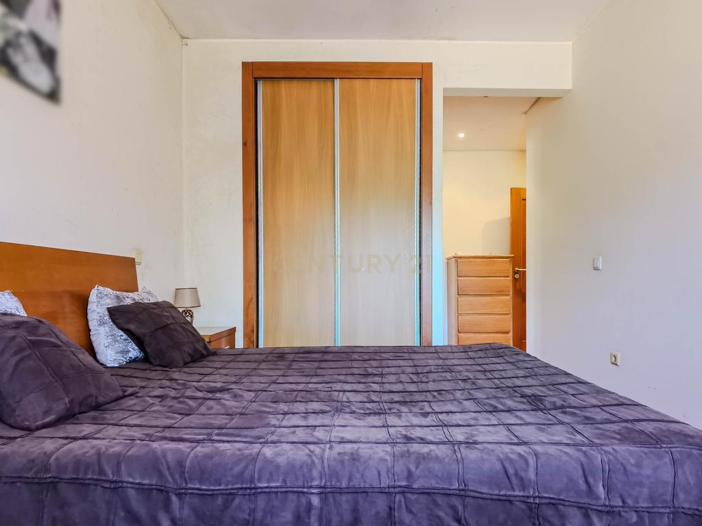 Apartamento T2 com Garagem e Arrumos — Coronado, São Mamede - Image 7