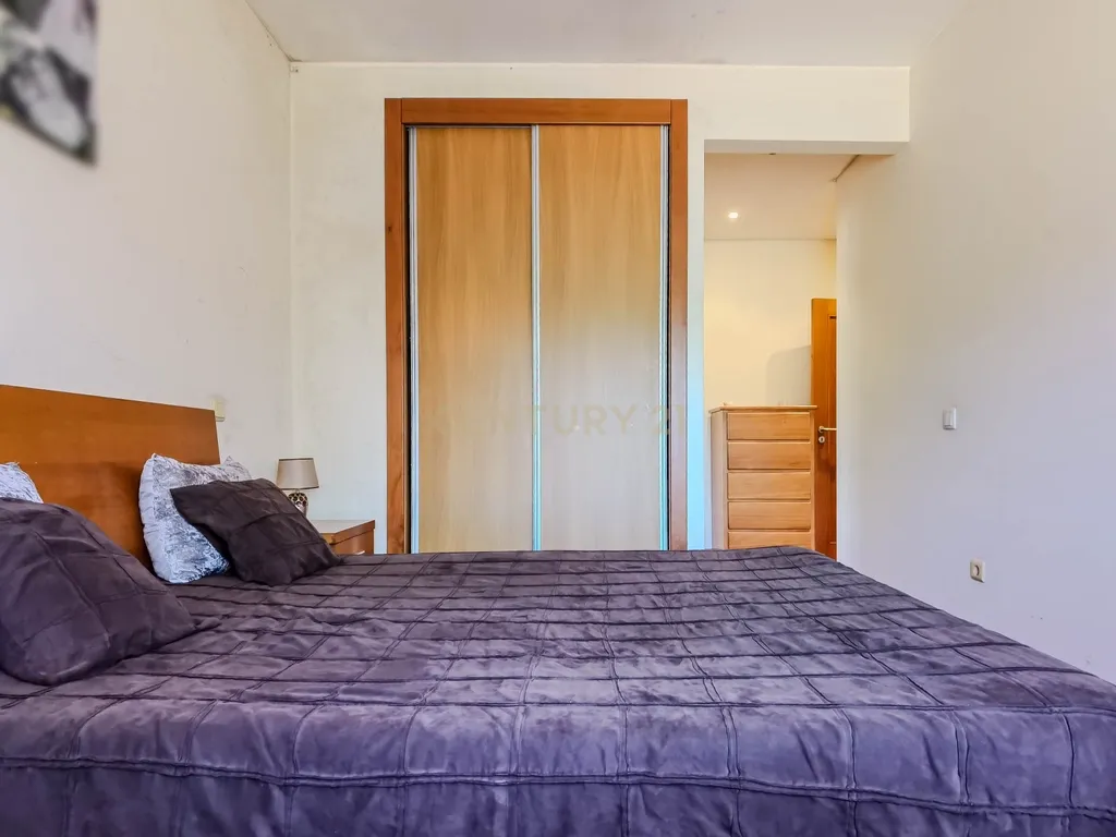 Apartamento T2 com Garagem e Arrumos — Coronado, São Mamede - Image 7