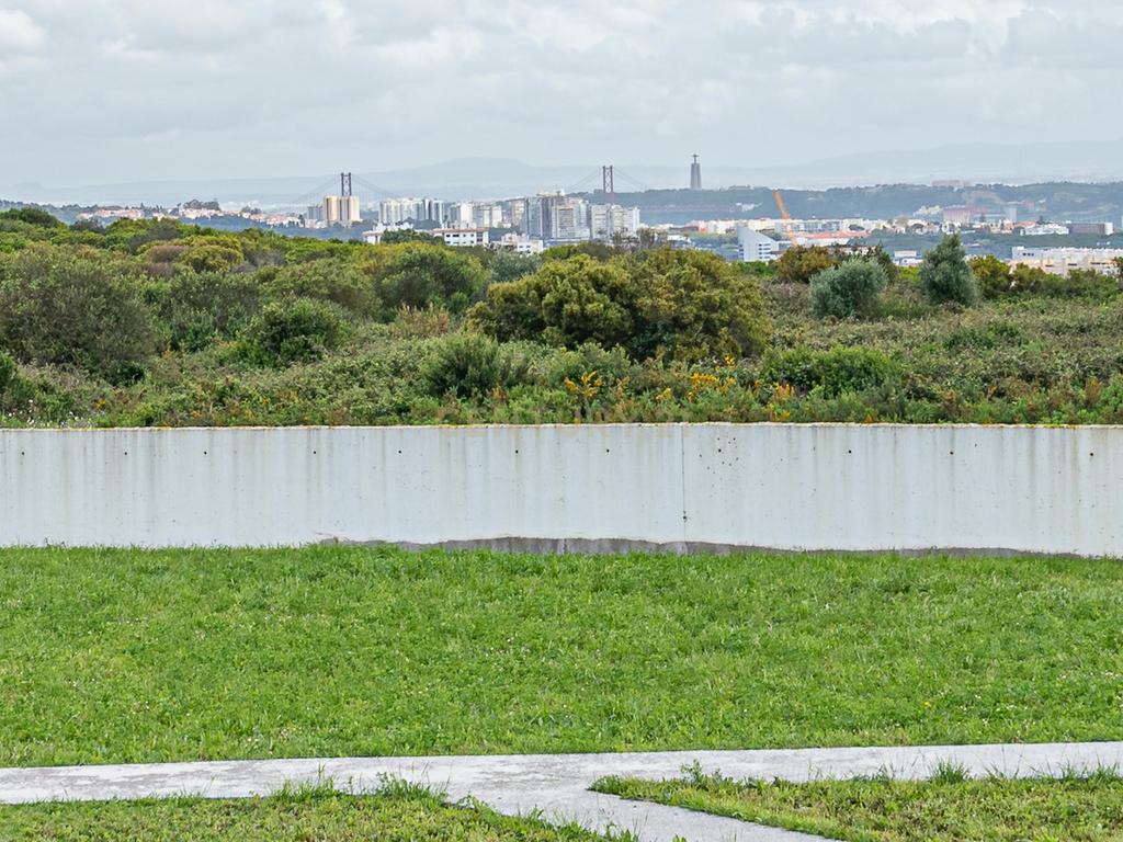 APARTAMENTO T2 NO EMPREENDIMENTO SKY CITY, COM TERRAÇO, VARANDA, PARQUEAMENTOS E ARRECADAÇÃO, EM CONDOMÍNIO COM JARDIM E PISCINA - Image 9