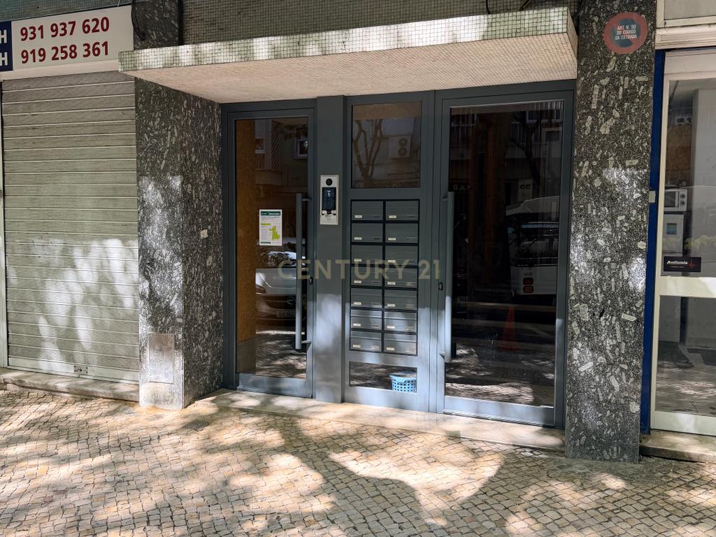 Apartamento T2 renovado em Lisboa com varanda - Image 16