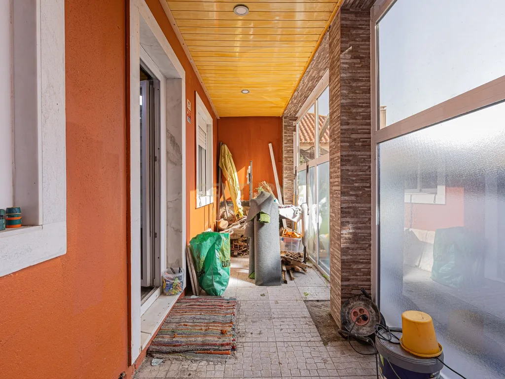 Moradia T4 com 3 Pisos + Sótão e Garagem — Famões - Image 80