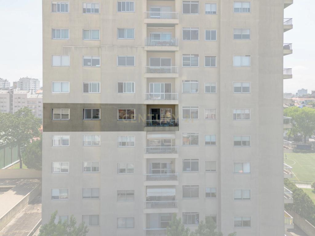 Apartamento T4 transformado em T3, com Arrecadação e Garagem – Rua Alves Redol, Porto - Image 33
