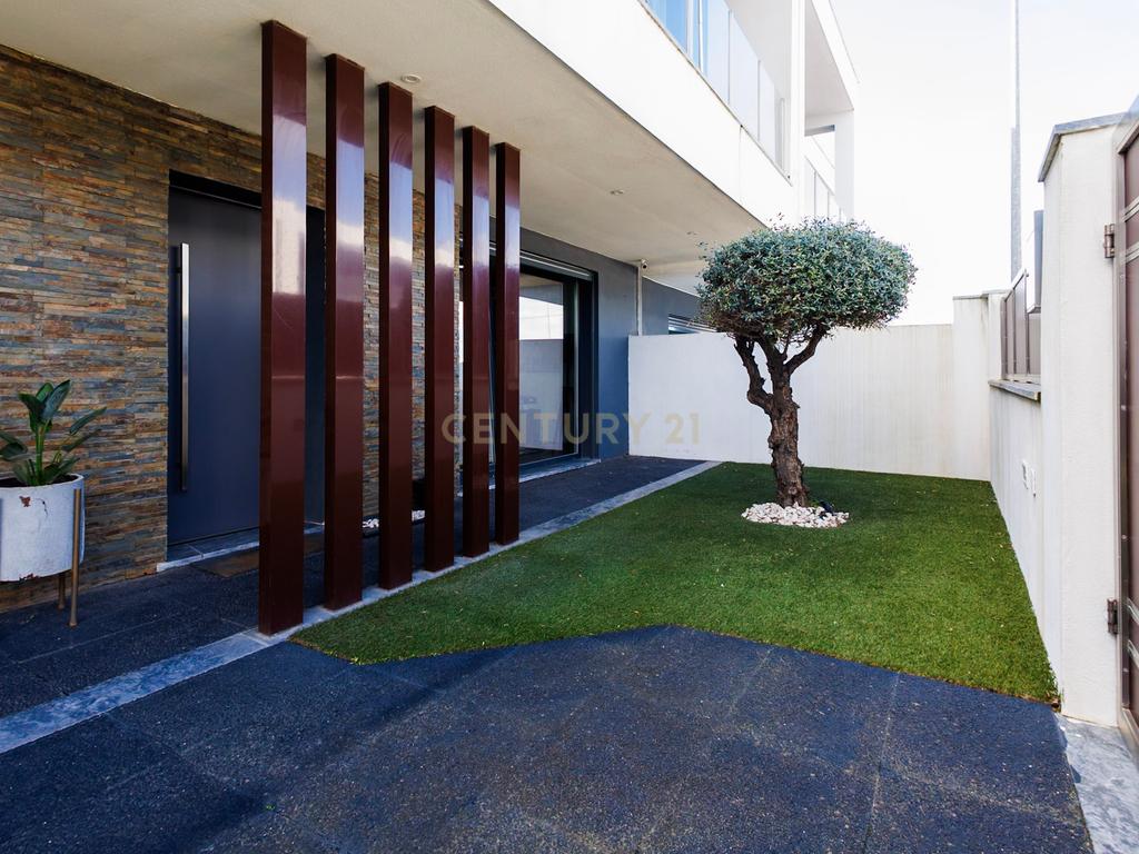 Moradia Moderna com Piscina e Acabamentos de Excelência na Marisol - Image 2
